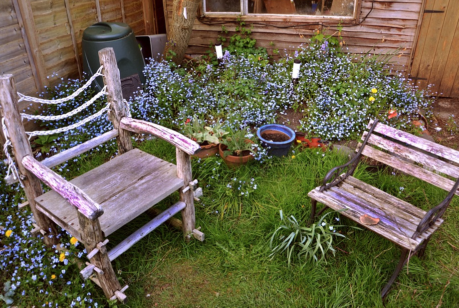 backyard garden sitting area