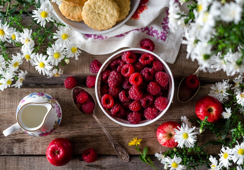 raspberries bowl on table