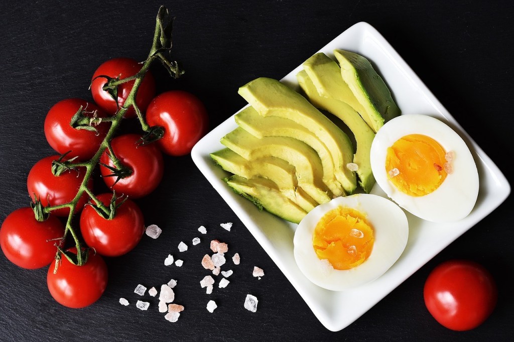 keto food eggs, avocado, tomatoes