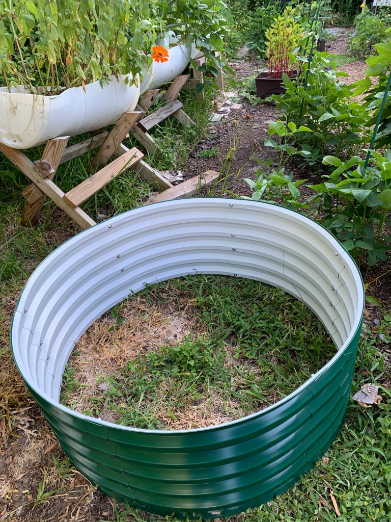 Vegega round bed in yard